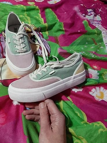Patike Zara ocuvane original patike broj 33.srecna kupovina na lalafo.rs Patike Zara ocuvane original patike broj 33.srecna kupovina