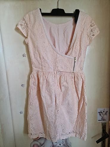 Elegantna čipkana haljina u puder‑roz nijansi. - Kratak kroj do iznad