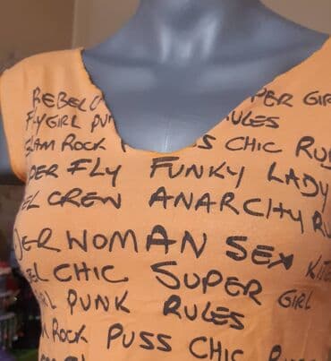 zara haljine devojcice: Ženski top ZARGA, narandžaste boje sa crnim ispisima u grafiti stilu — 2