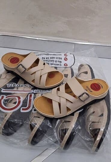 c a torbice: Par udobnih, bež anatomskih papuča sa podesivim kaiševima. Ove papuče — 2