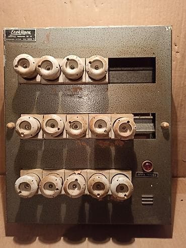 Nameštaj: Stara "spratna" tabla sa 14 keramičkih osigurača (pregorelih),   — 1