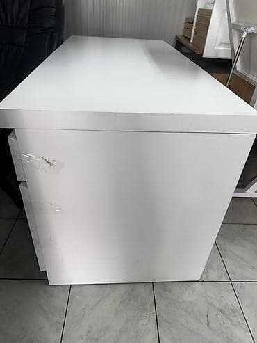 bez ugaone garniture: Radni sto – bela boja, minimalistički dizajn - Prostrana radna — 3