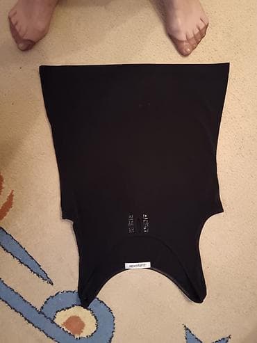 Crna ženska majica/ top bez rukava, marke Camaïeu. Model je pripijen