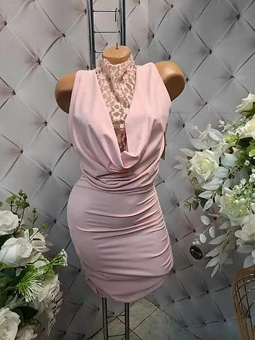 kroksice sa stiklom: Elegantna mini haljina sa čipkanim gornjim delom i drapiranim prednjim — 3