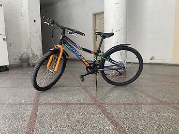 mali laptop: Prenosni računar HP sa crnim okvirom ekrana i tastaturom pune — 4