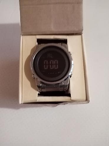 Na prodaju digitalni ručni sat metalnom narukvicom .Sat je ispravan