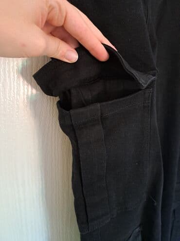 srebrne ogrlice sa cirkonima: Crne pantalone sa džepovima. Pantalone imaju praktične džepove sa obe — 3