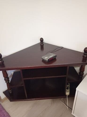 Ugaona komoda 80 x 130 cm, visina 70 cm. Izrađena u kombinaciji drveta