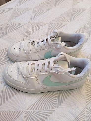 patike h: Nike ženske patike – niske, bele sa mint zelenim Swoosh logom.Duzina — 2