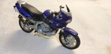 swarovski kristali cena: Motori 1:18,ocuvani cena za kom — 17