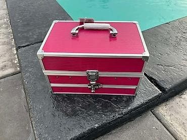 01. Kofer šminka 4899 din Kofer sminka sadrzi: *94 senki *12