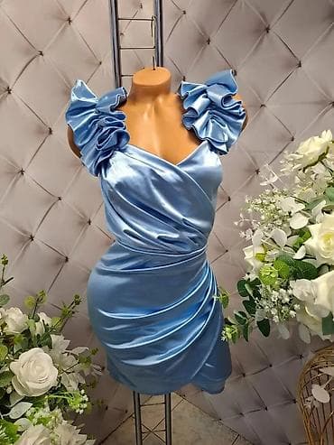 svecani top: Svečana ženska haljina od satenskog materijala, kroj koji prati liniju — 2