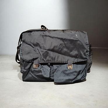 Crna torba preko ramena – prostran messenger dizajn - Materijal