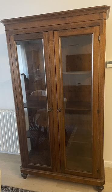 Drvena vitrina sa dvokrilnim staklenim vratima - Materijal: masivno