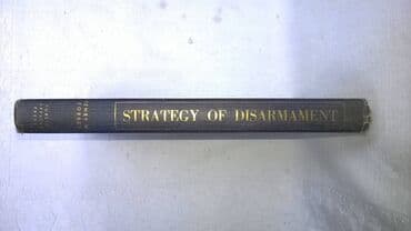 ptice umiru pevajuci knjiga: Knjiga:The strategy of disarmament,Henry Forbes,1962.god.158 str.,eng — 3