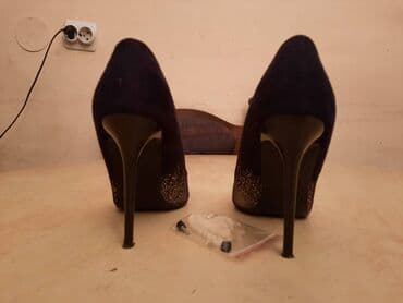 srebrna ogrlica sa krsticem: Pumps, 39 — 18