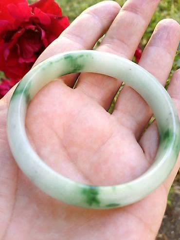 Narukvica Žad Narukvica od Žada. prečnik 6,6-7,5 cm, širina 1,4 cm