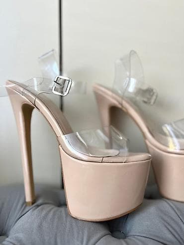 helanke s: Nude platforme u stilu Pleaser, sa providnim kaišićima, model koji — 4