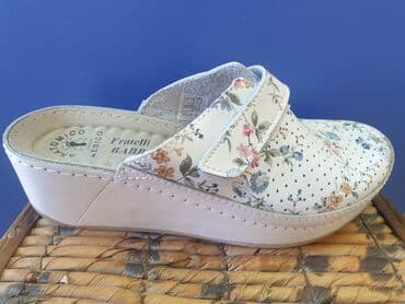 crocs zenske klompe: Kozne anatomske klompe 
Cena 3950 din 36-41 — 6