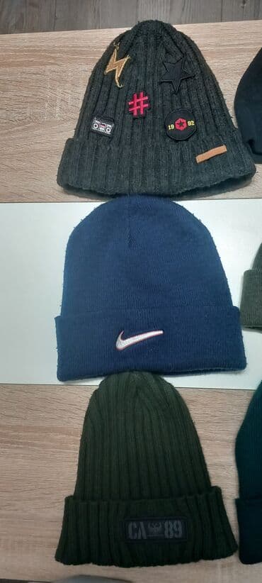 Zimske kape .Novi Beograd Cene su od 300 do 500 dinara .Može dogovor — 2