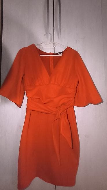 Crvena mini haljina M vel sa V‑izrezom i kratkim, blago zvonastim na lalafo.rs Crvena mini haljina M vel sa V‑izrezom i kratkim, blago zvonastim