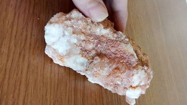 Kristali i minerali: Prirodni mineralni uzorak sa raznim bojama, uključujući plave, zelene — 14