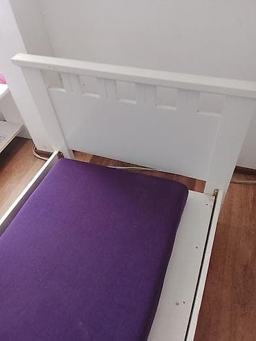 za kucu stvari: Krevet sa uzglavljem, drvena konstrukcija u beloj boji. Minimalističan — 3