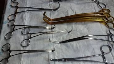 anatomski jastuk za ledja: Set od tri hirurška retraktora, svaki sa metalnim telom i drškom za — 5