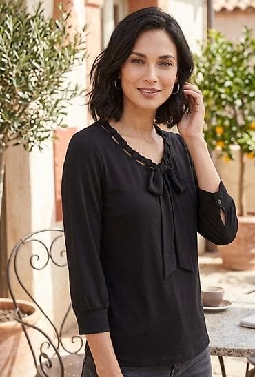 sminka za devojcice: Elegantna crna bluza sa detaljima oko izreza - Model: ženska bluza s — 1