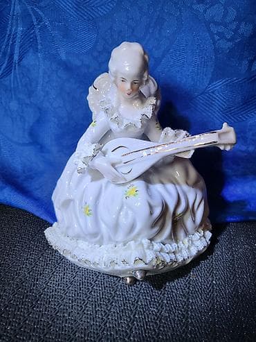 Nemacka nova figura dama sa mandolinom iz 70ih godina. Porcelanska na lalafo.rs Nemacka nova figura dama sa mandolinom iz 70ih godina. Porcelanska