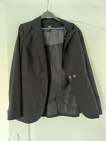 H&M ženski blejzer, crne boje, elegantnog kroja sa reverima. Model