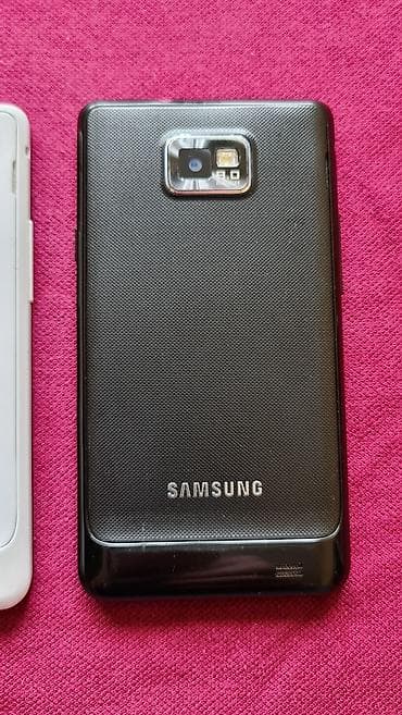 Mobilni telefoni: Samsung Galaxy S II (GT-I9100) – dva primerka, crni i beli. Ključne — 6