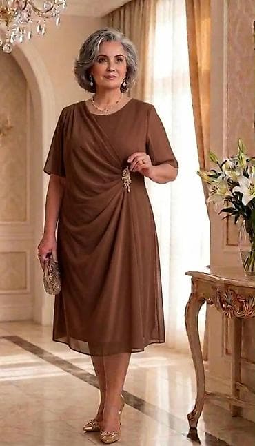 Skafanderi: Elegantna ženska haljina do kolena sa ukrasnom broš-aplikacijom - — 2