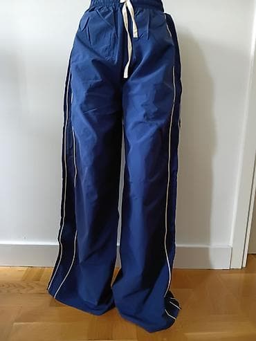 Plave široke trenerke/pantalone sa belim detaljima - Kroj: široke