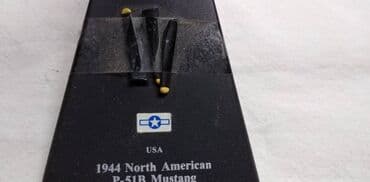 pločice i diskovi: Avion Amercom North American Mustang 1:72,,odlepljena 3 kraka elise,1 — 3