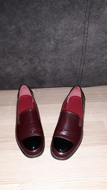 Ženske bordo cipele, slabo korišćene, skoro kao nove, broj 38 na lalafo.rs Ženske bordo cipele, slabo korišćene, skoro kao nove, broj 38