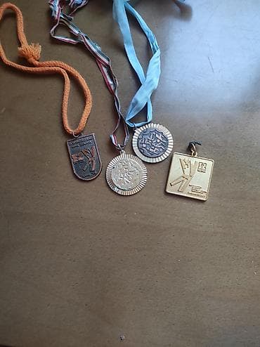 Donji delovi trenerke: Na prodaju ordenje i znacke iz bivse SFRJ Znacki ima oko 200 komada — 5