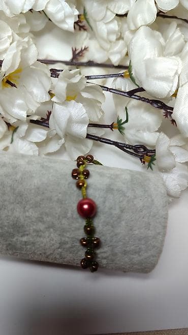 mona kais za torbu: Ručno rađena makrame narukvica sa perlama - Dizajn: tanki makrame — 2