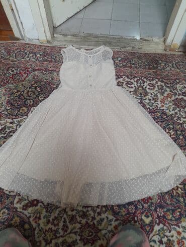 haljina sako kroja: Belo haljina na tufnice, retro/romantičnog kroja. - Model: bez rukava — 2
