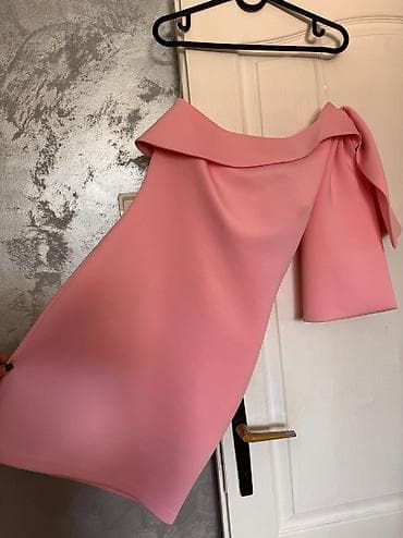 Savrsena baby pink haljina placena 7500 rsd
potpuno novo