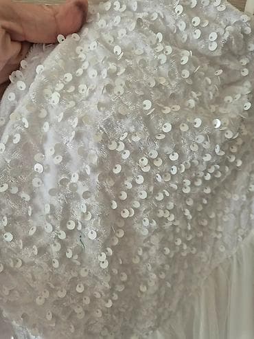 haljina bubamara: Elegantna bela duga haljina na jedno rame. - Gornji deo: asimetričan — 5