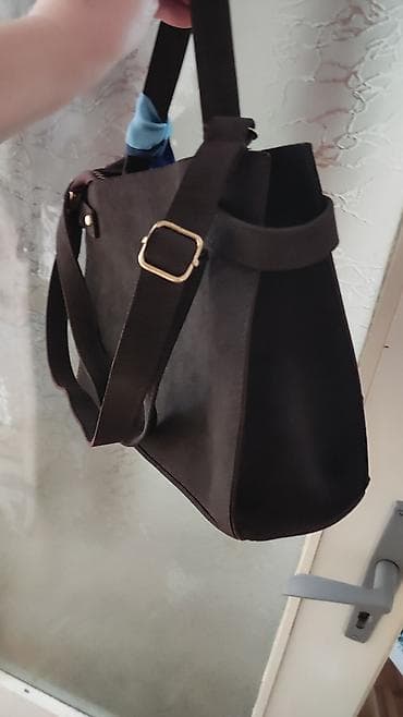 torbe guess prodaja: Elegantna ženska torba – braon, strukturiranog pravougaonog oblika. - — 3