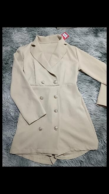 Elegantna bež haljina-sako (blazer dress) sa duplim kopčanjem. Model