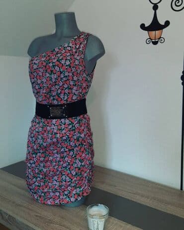 zara haljine zenske: Cvetna haljina m vel na jedno rame — 1