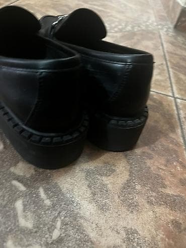 reserved zenske papuce: Crne ženske mokasine sa metalnom kopčom - Klasčan model mokasina u — 5