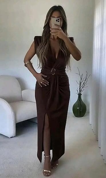 providne torbe: Elegantna midi haljina sa V-izrezom i ukrasnom kopčom - Kroj — 7