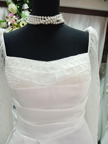 svecane haljine slike: Elegantna duga bela haljina sa kvadratnim izrezom i providnim dugim — 3