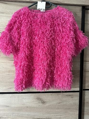Ženska majica kratkih rukava marke Zara, upečatljive roze boje i