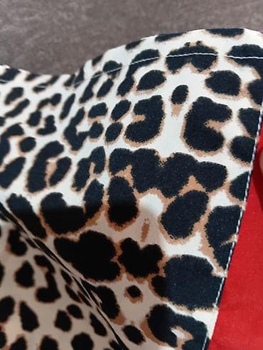 zimska jakna s: Ženske pantalone sa leopard printom i crvenim bočnim trakama - Model — 6