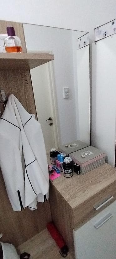 fioku: Predsoblje sa ogledalom,v185 š145 d35cm, ima više odeljaka za obuću — 7